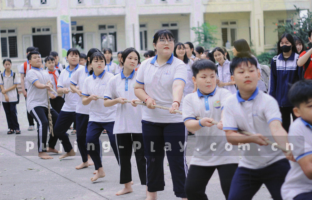 老款笔记本屏幕显示 PC 端游戏平台首页，界面稳定运行