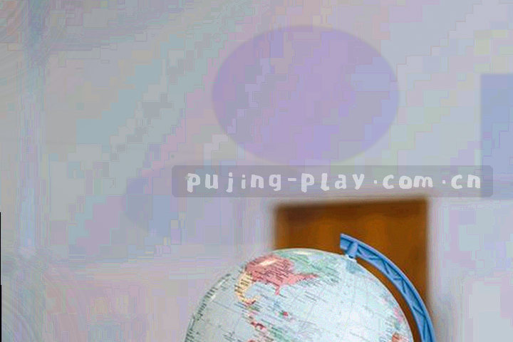 掌机与手机并排显示下载与礼包入口，暖金色按钮突出